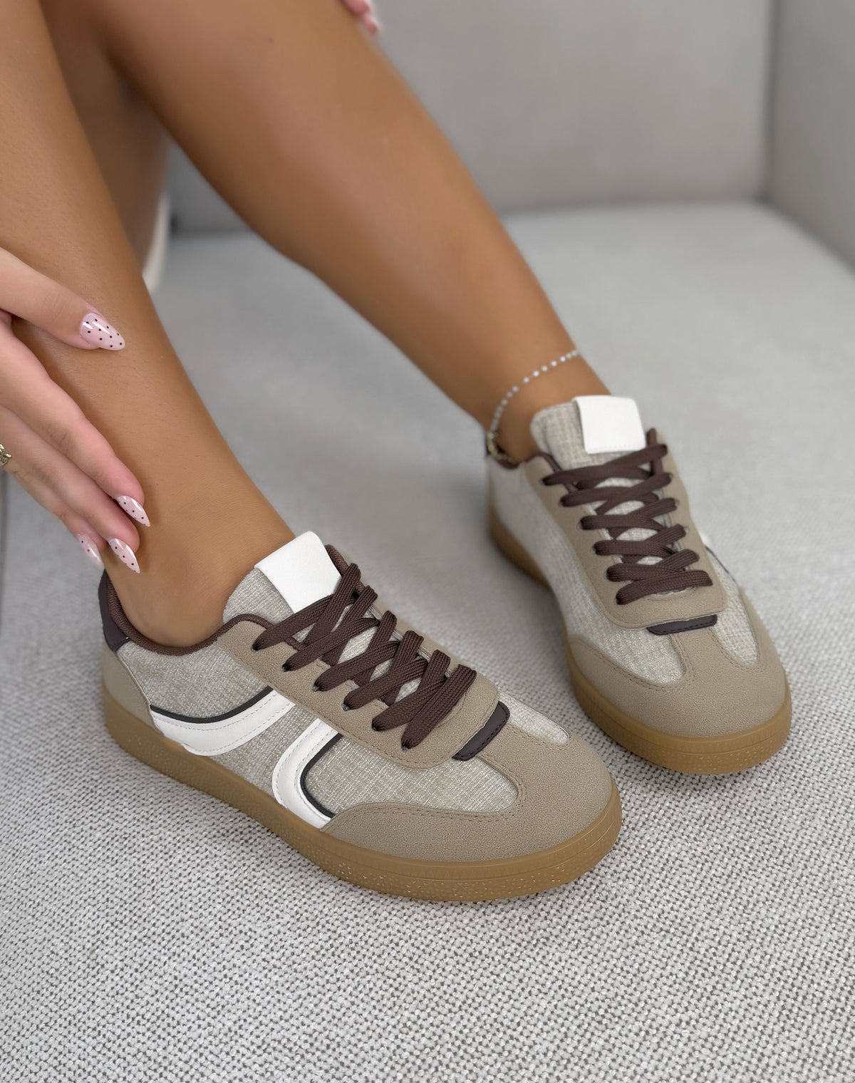 Basket femme taupe tendance effet tweed avec bandes blanches et lacets marron