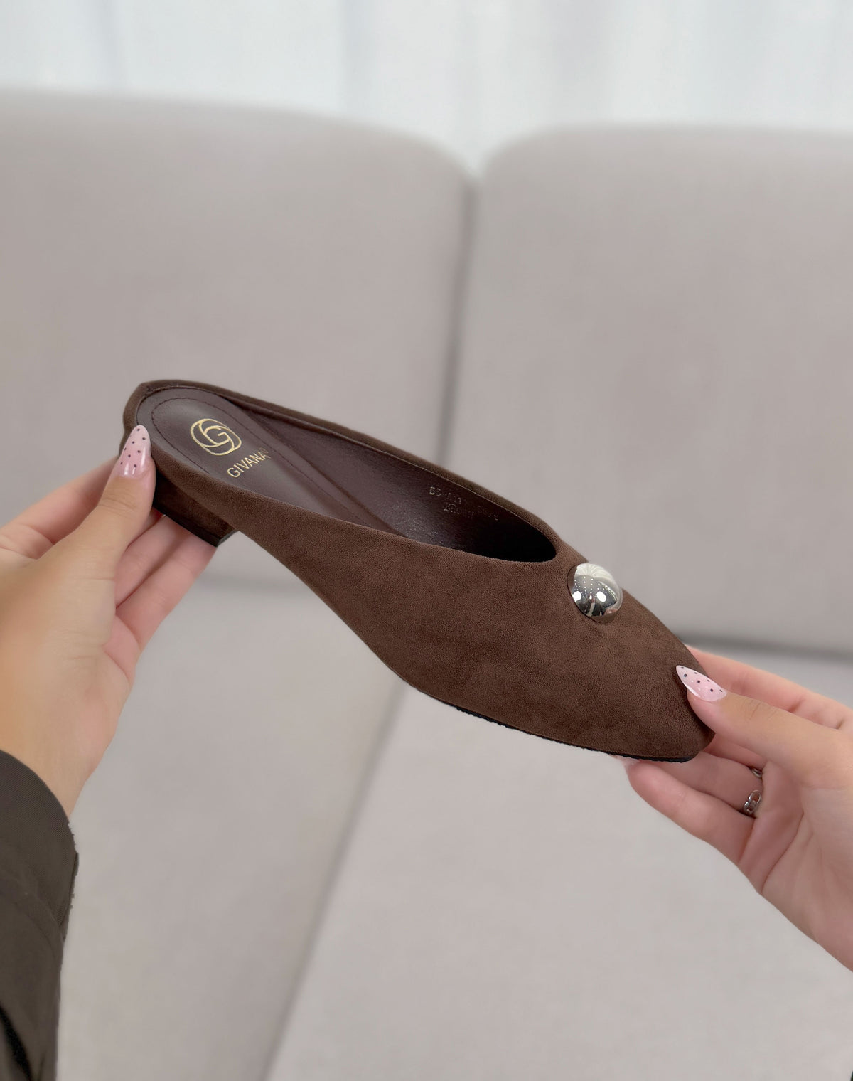 Mules femme marron élégantes en suédine avec bijou rond argenté