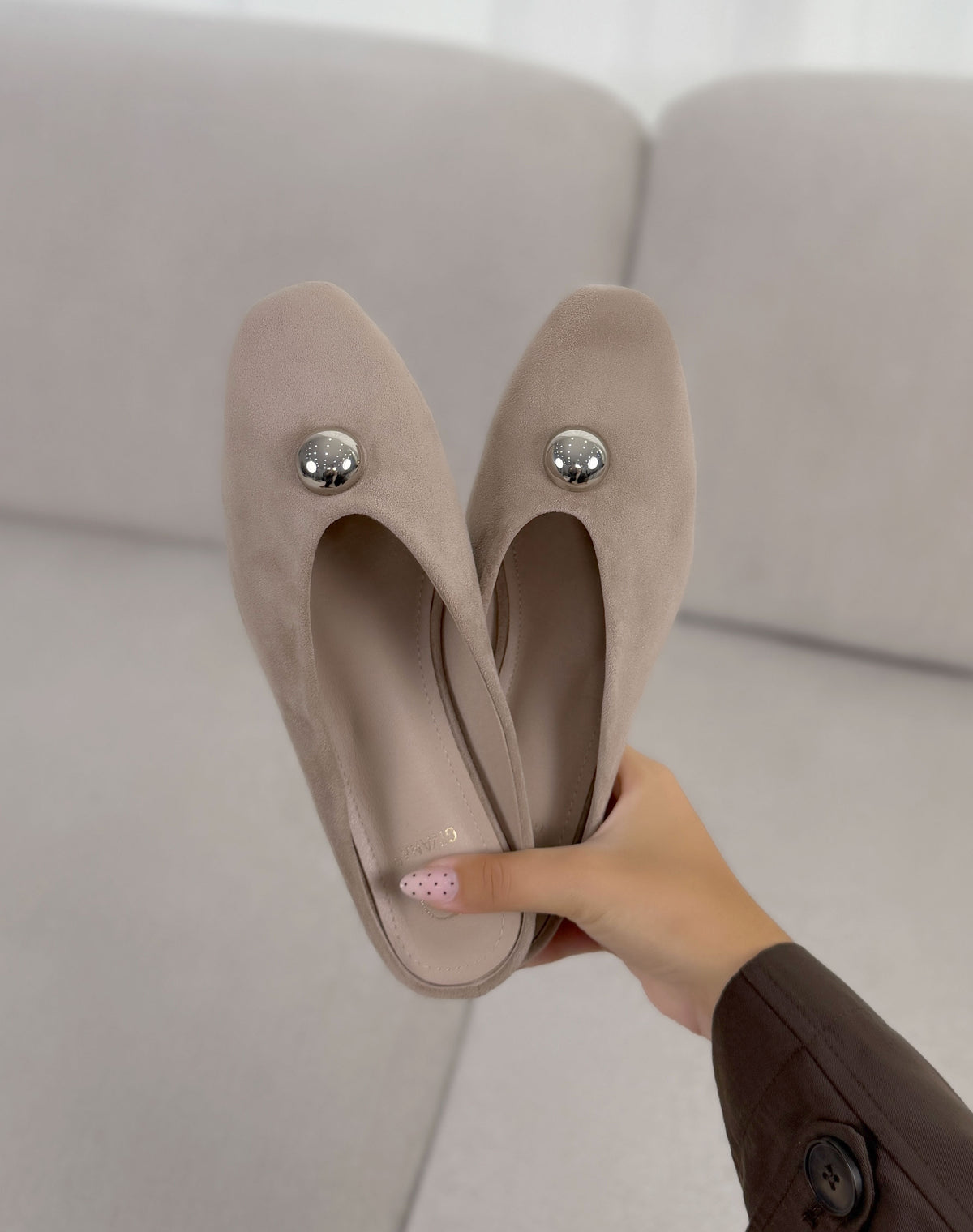 Mules femme beige élégantes en suédine avec bijou rond argenté