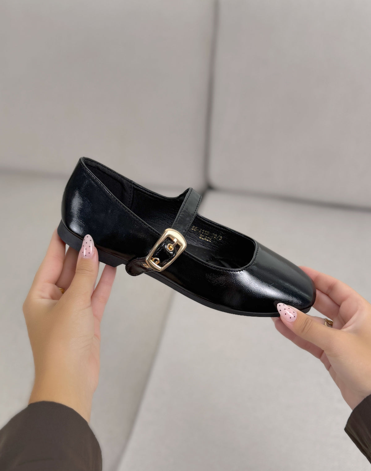 Ballerines femme noires élégantes avec bride ajustable et boucle dorée