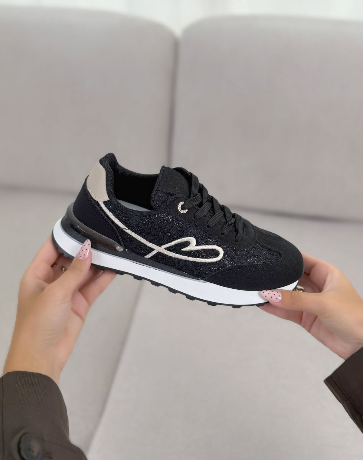 Baskets femme noires tendance en dentelle pailletée avec cœur blanc brodé