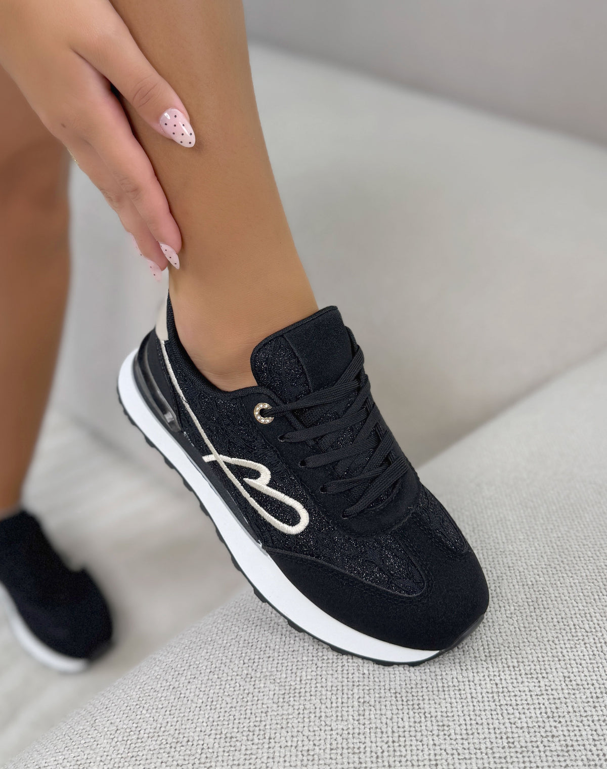 Baskets femme noires tendance en dentelle pailletée avec cœur blanc brodé