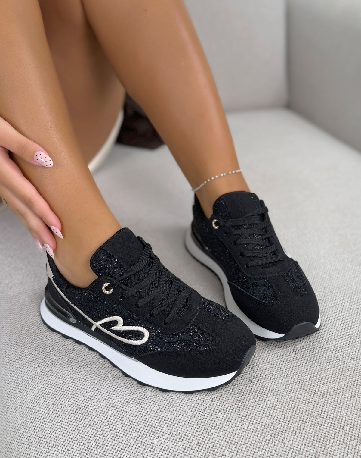 Baskets femme noires tendance en dentelle pailletée avec cœur blanc brodé