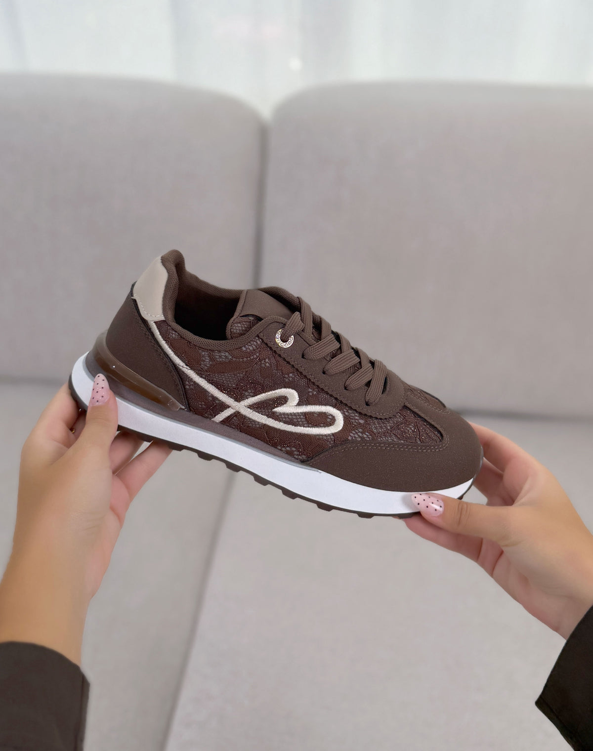 Baskets femme marron tendance en dentelle pailletée avec cœur blanc brodé