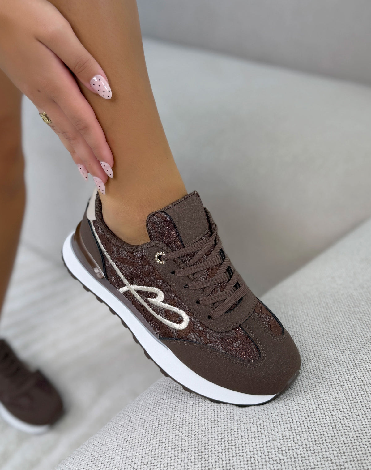 Baskets femme marron tendance en dentelle pailletée avec cœur blanc brodé