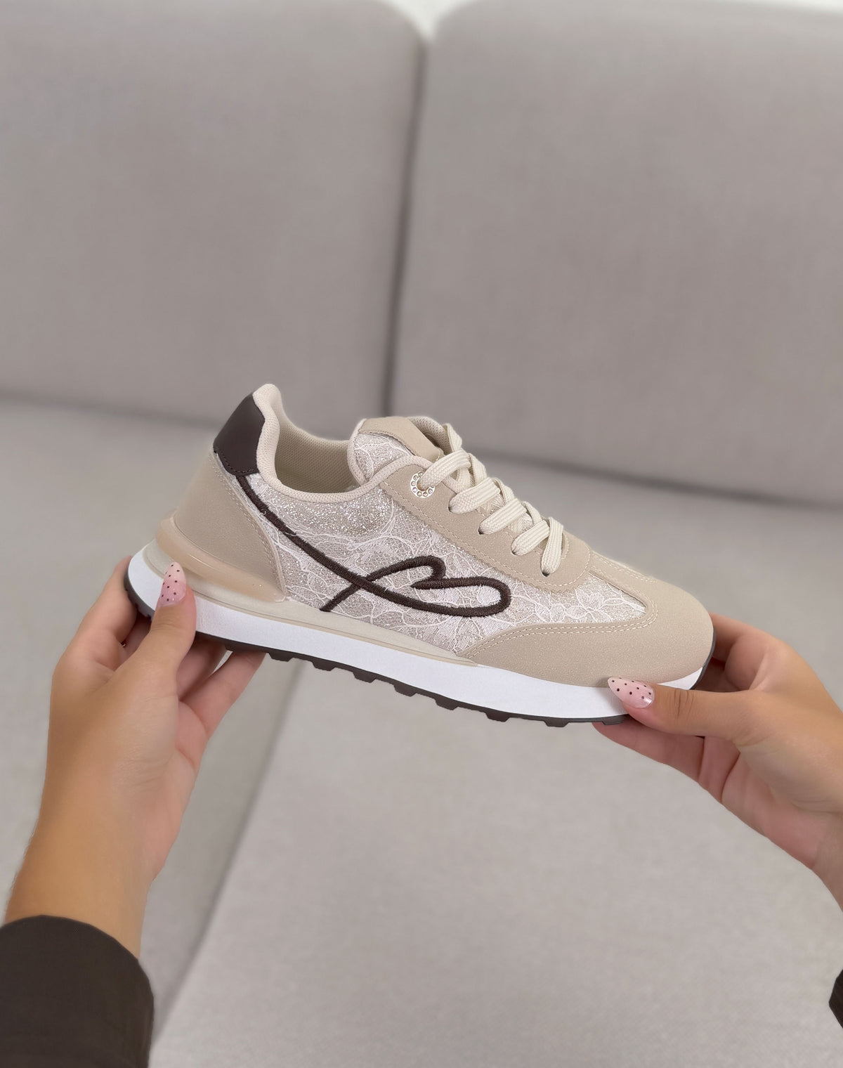 Baskets femme beige tendance en dentelle pailletée avec cœur marron brodé