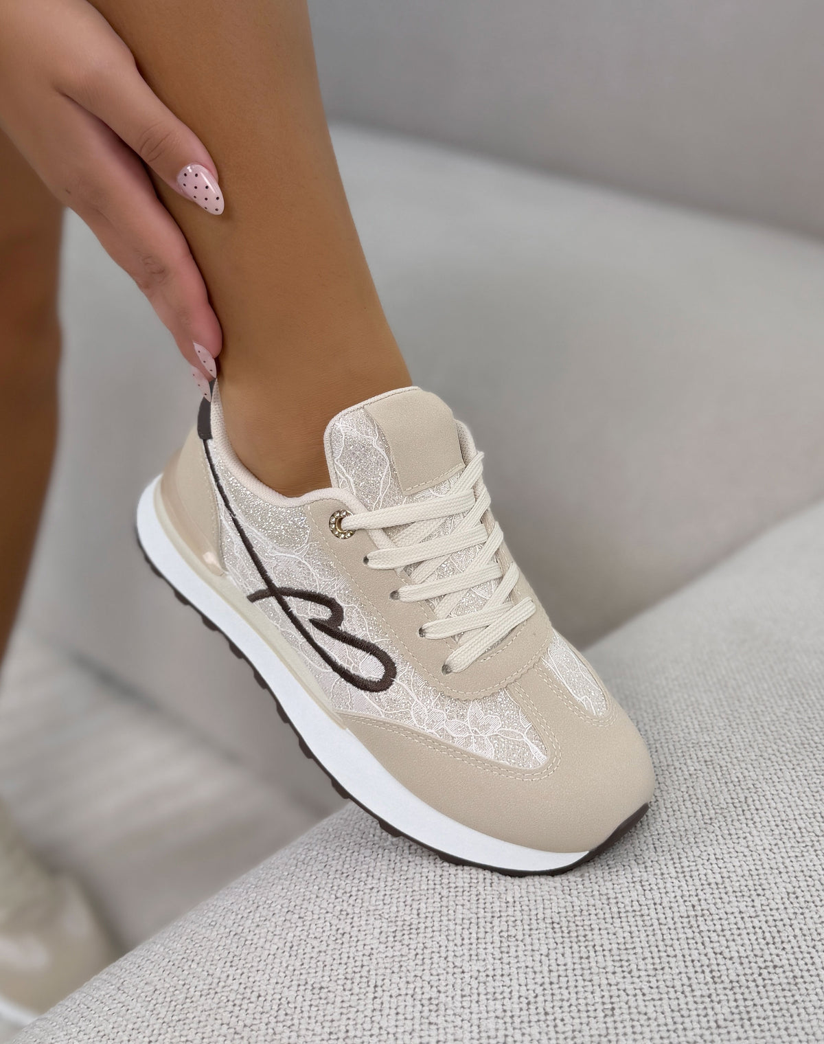 Baskets femme beige tendance en dentelle pailletée avec cœur marron brodé