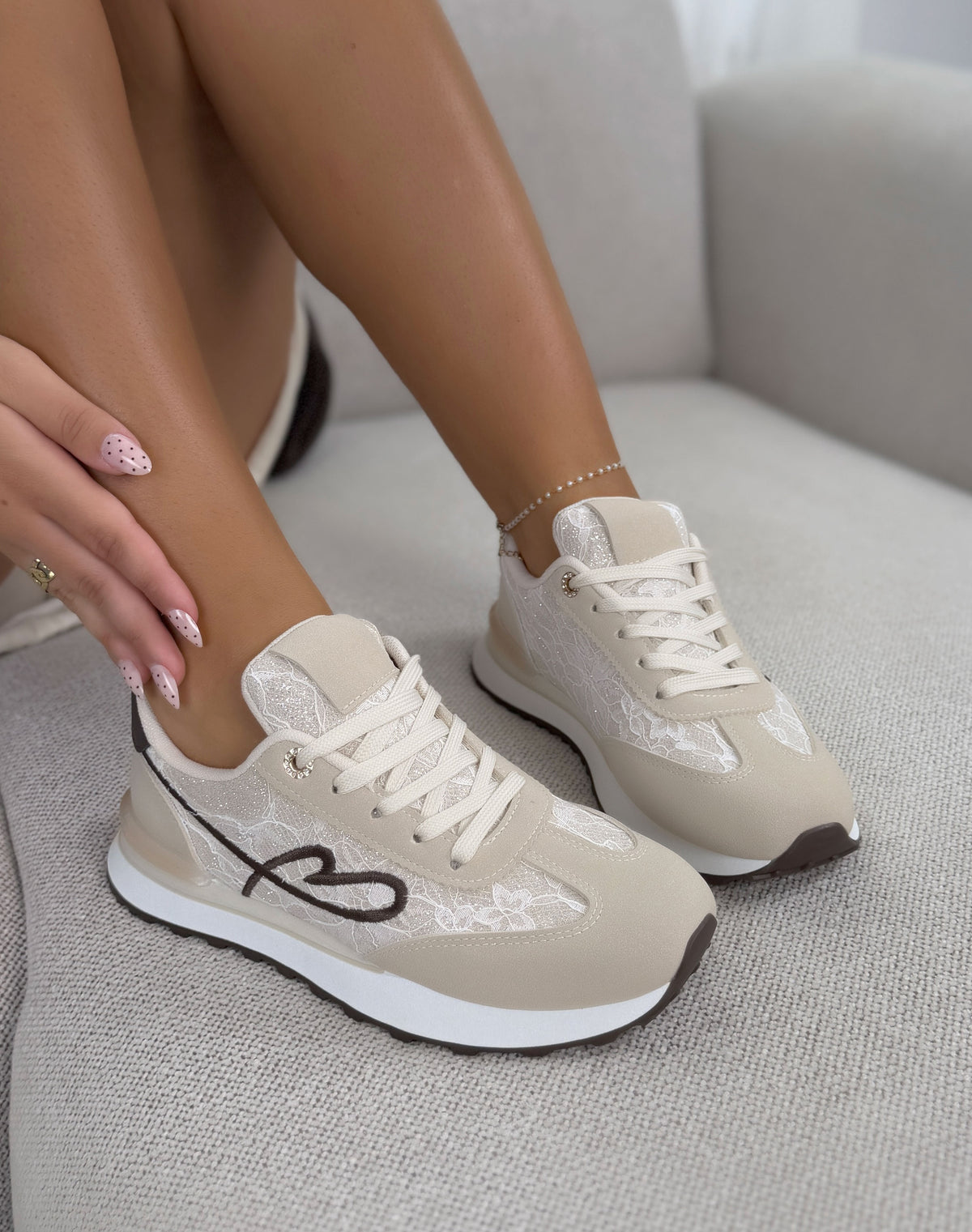 Baskets femme beige tendance en dentelle pailletée avec cœur marron brodé