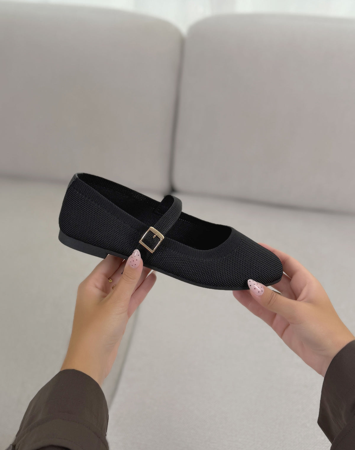 Ballerines femme noires élégantes à bout rond avec lanière et boucle dorée