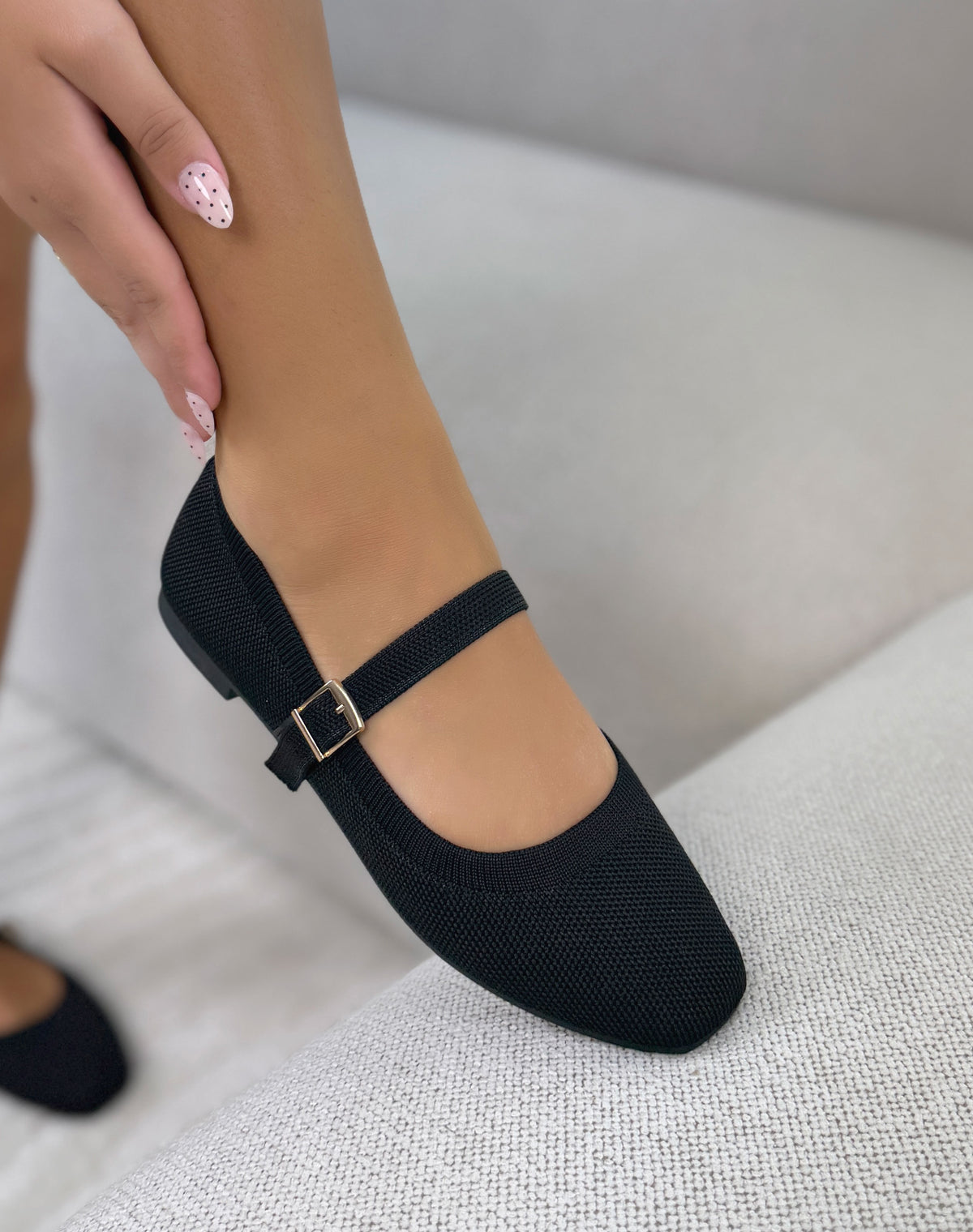 Ballerines femme noires élégantes à bout rond avec lanière et boucle dorée