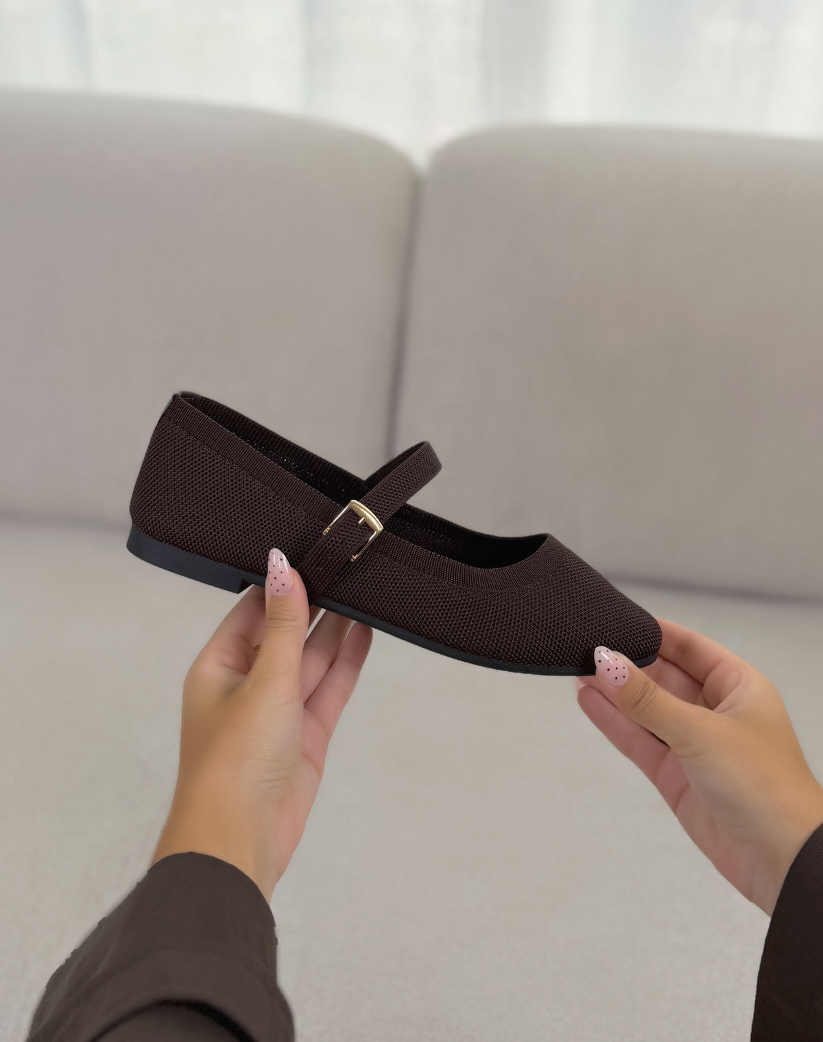 Ballerines femme marron élégantes à bout rond avec lanière et boucle dorée