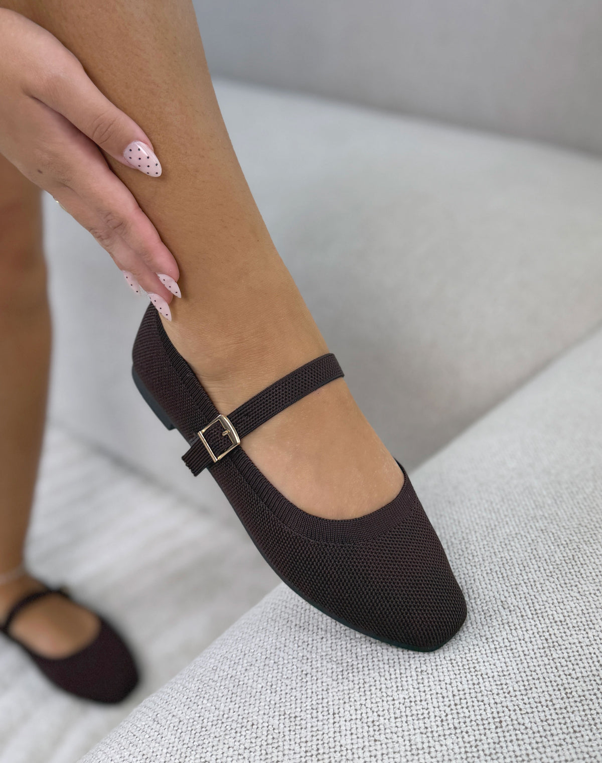 Ballerines femme marron élégantes à bout rond avec lanière et boucle dorée
