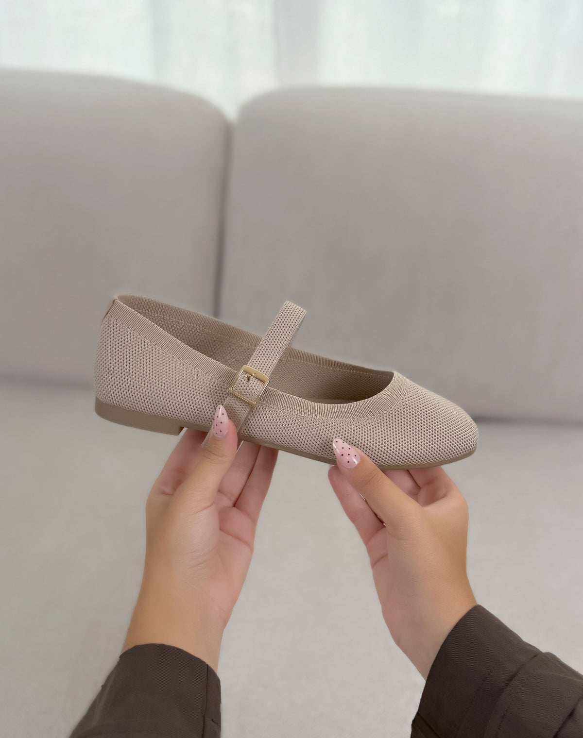 Ballerines femme beige élégantes à bout rond avec lanière et boucle dorée