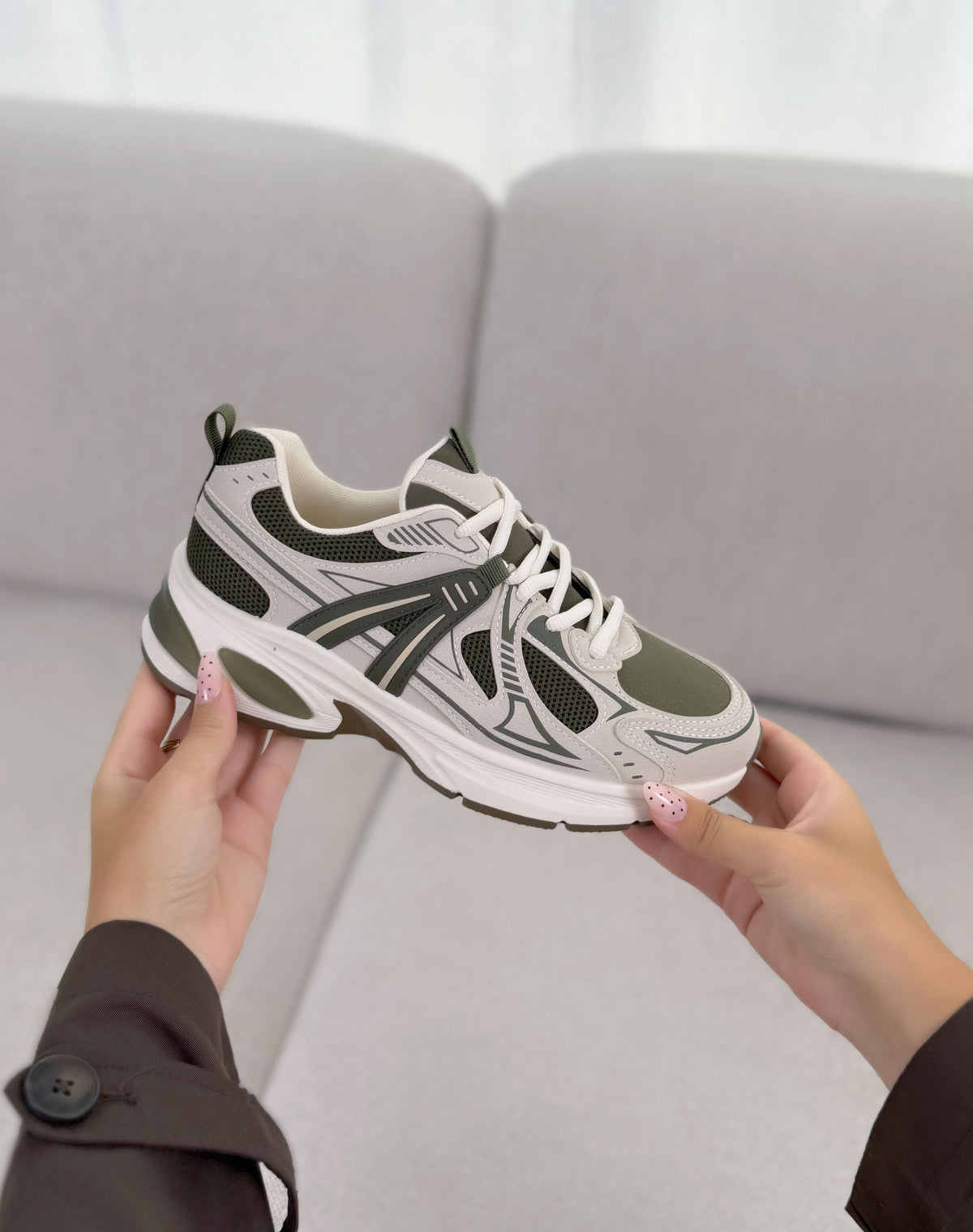 Baskets femme kaki et beige tendance à plateforme épaisse et détails contrastés