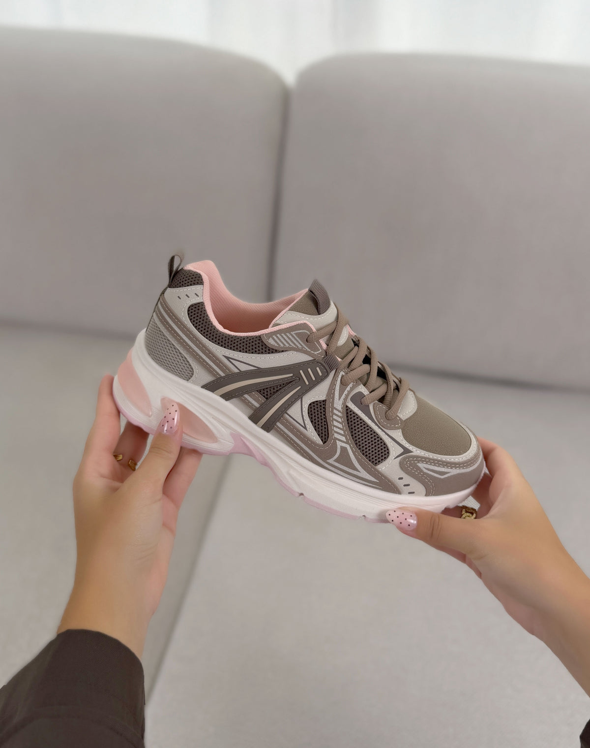Baskets femme marron beige et rose tendance à plateforme épaisse et détails contrastés