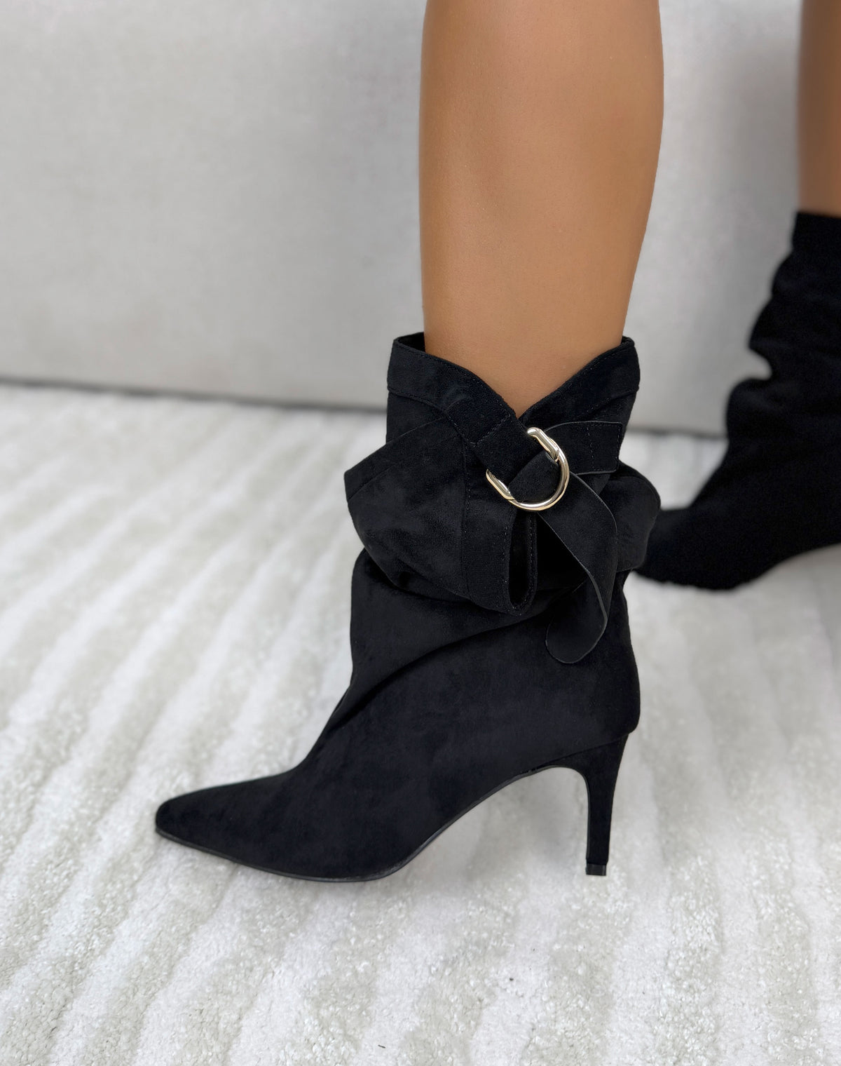 Bottines femme noires élégantes en suédine à talon aiguille et boucle dorée