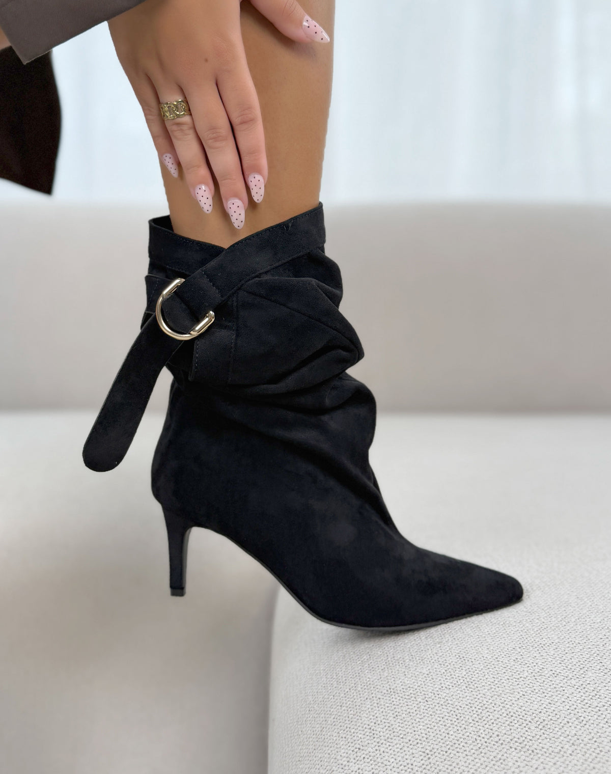 Bottines femme noires élégantes en suédine à talon aiguille et boucle dorée