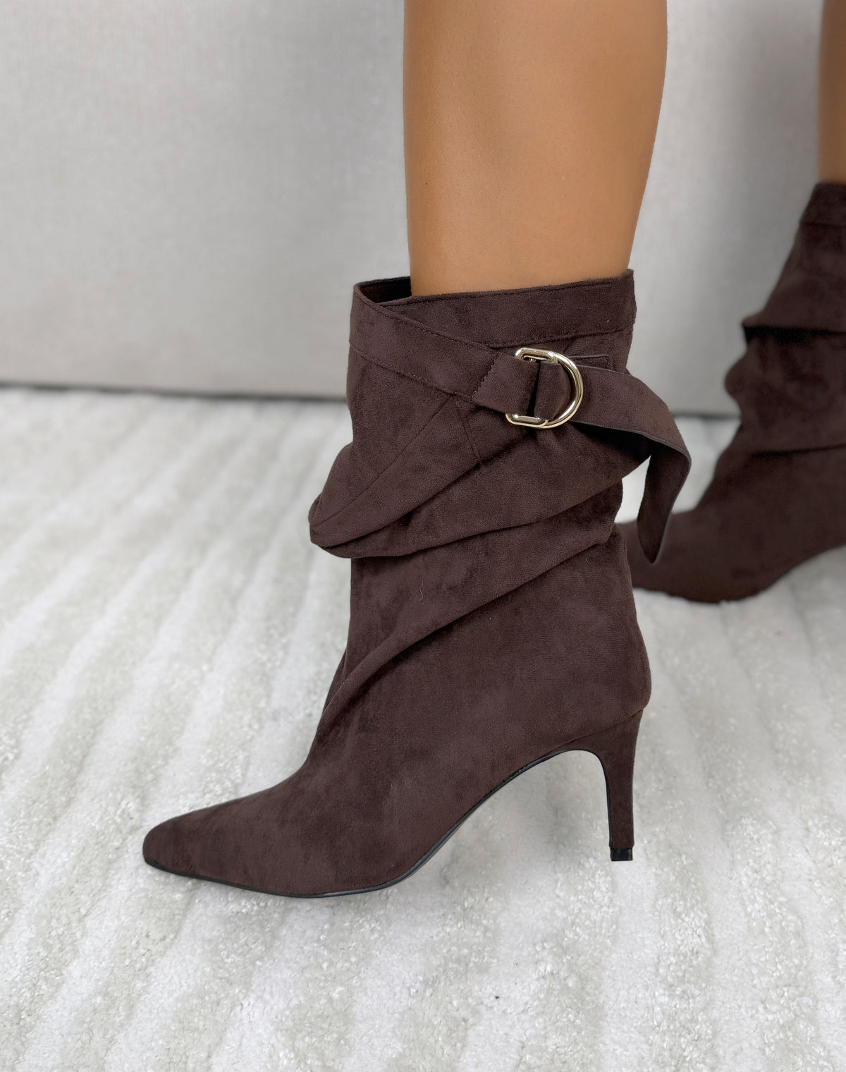 Bottines femme marron élégantes en suédine à talon aiguille et boucle dorée
