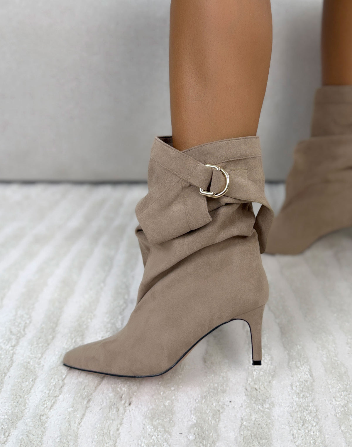 Bottines femme beige élégantes en suédine à talon aiguille et boucle dorée