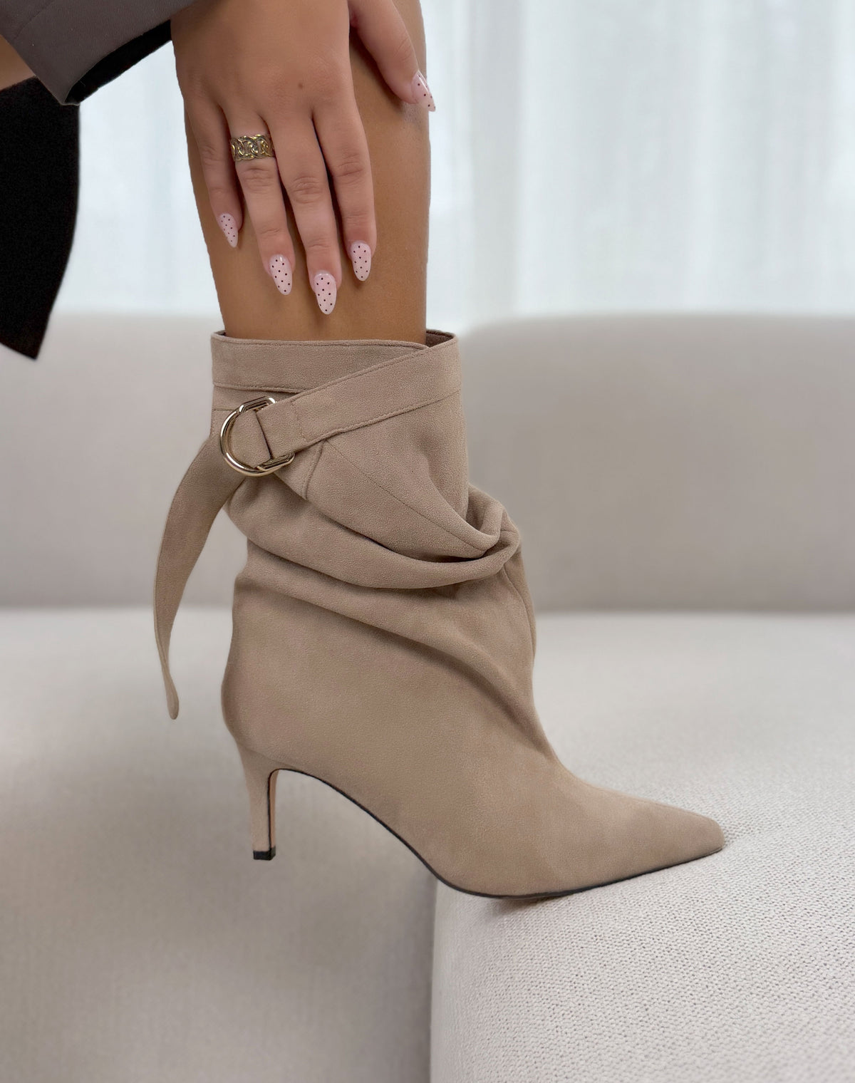 Bottines femme beige élégantes en suédine à talon aiguille et boucle dorée