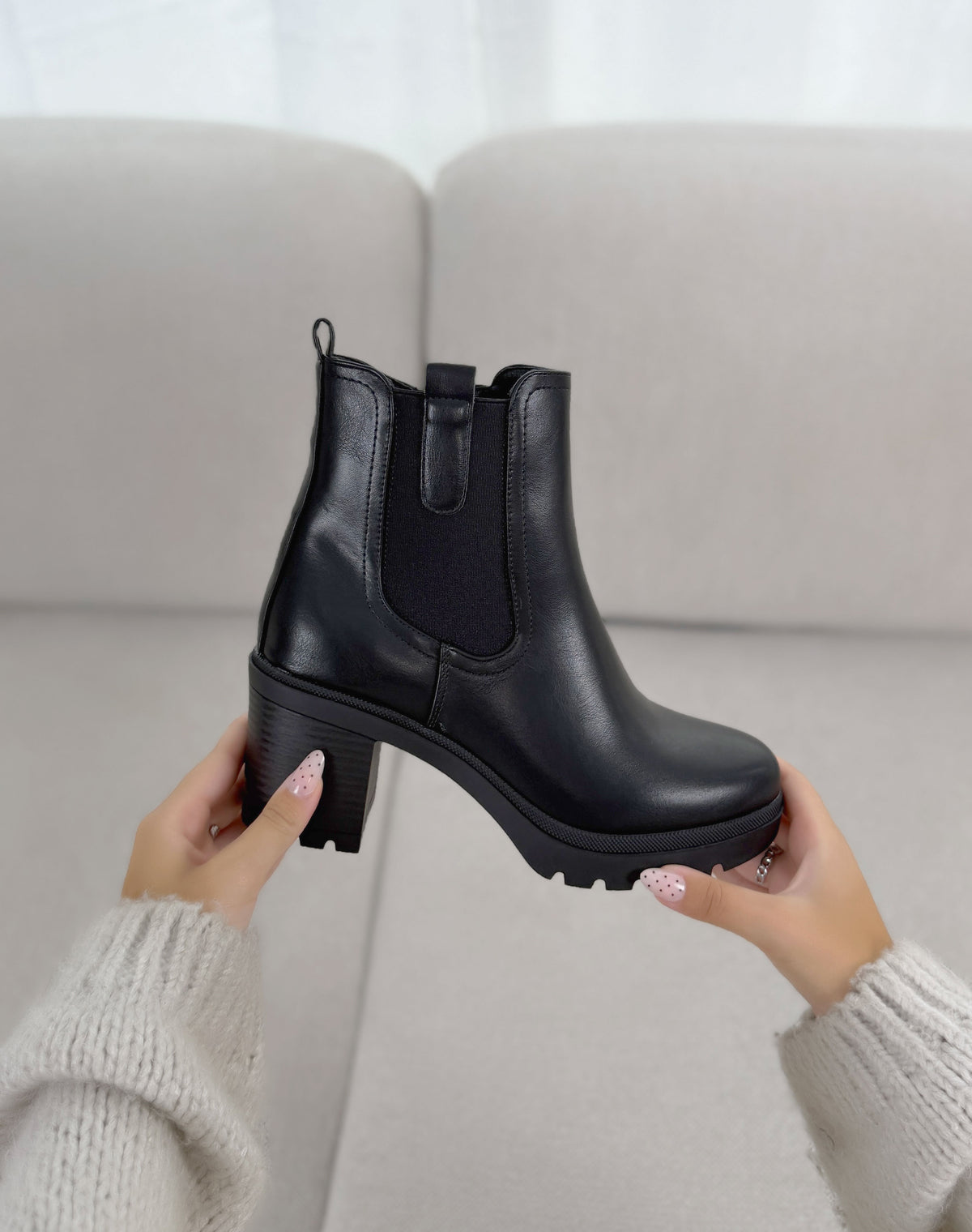 Bottines femme noires tendance style Chelsea à talon épais cranté