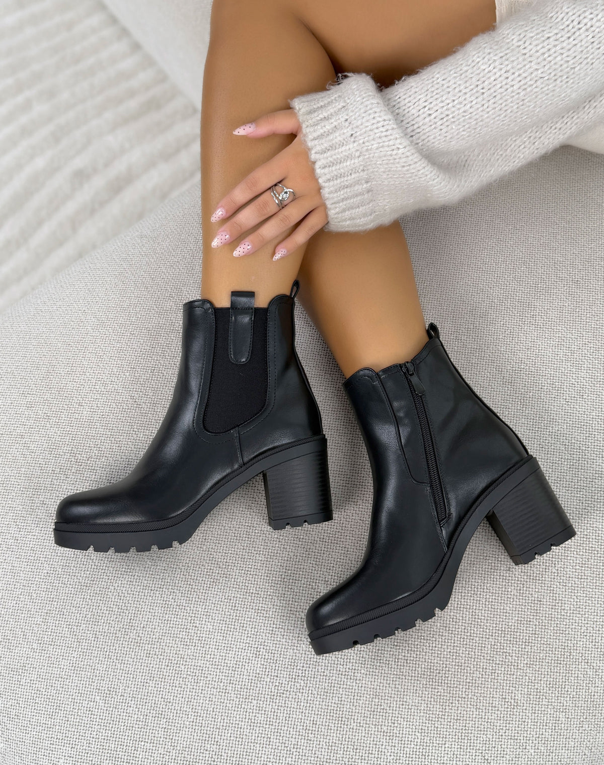 Bottines femme noires tendance style Chelsea à talon épais cranté
