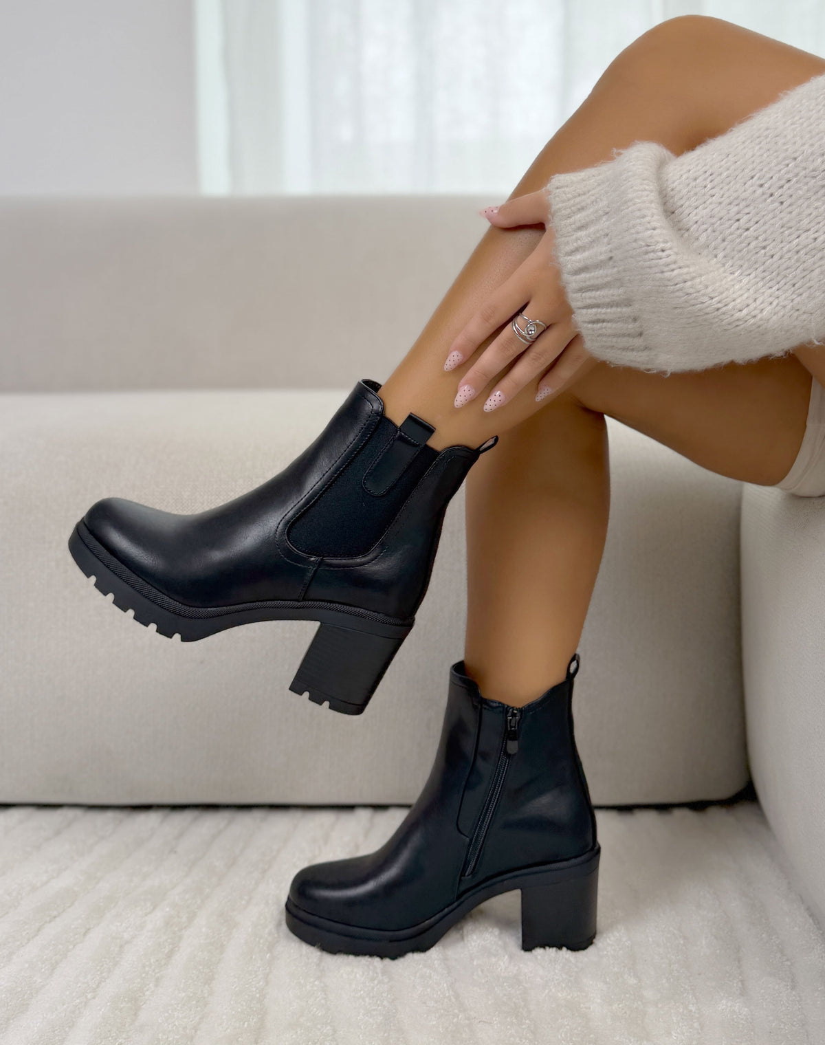 Bottines femme noires tendance style Chelsea à talon épais cranté