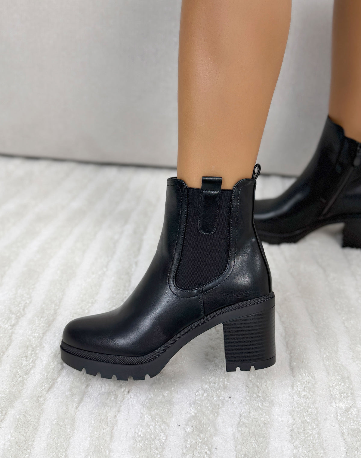 Bottines femme noires tendance style Chelsea à talon épais cranté