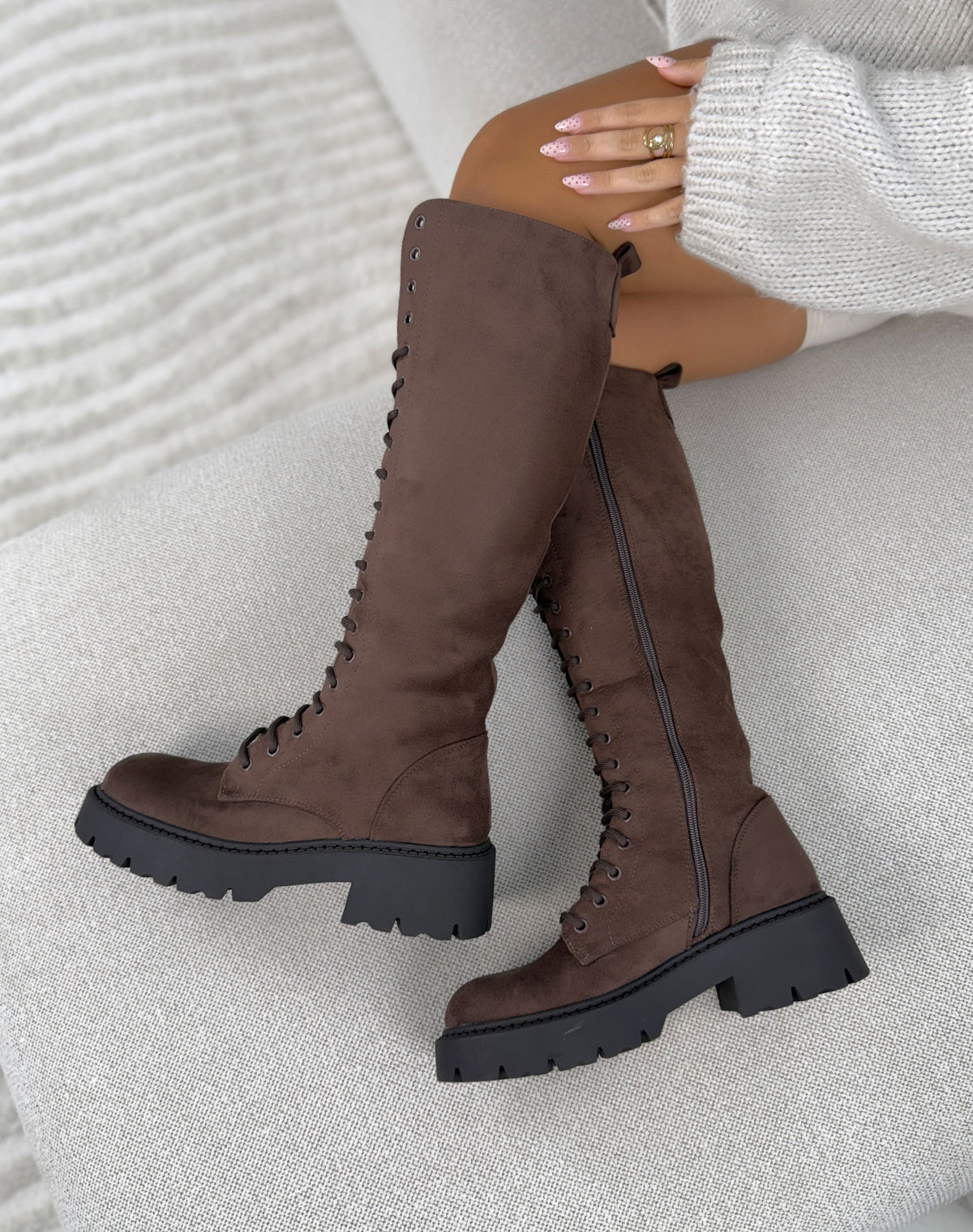 Bottes femme marron tendance en suédine à lacets et semelle crantée