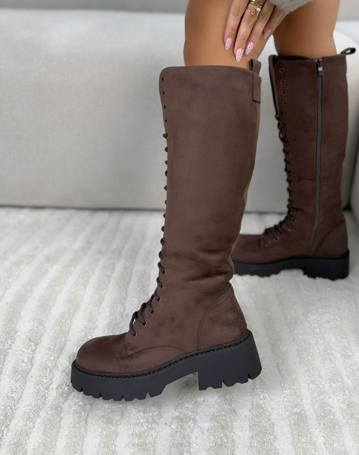 Bottes femme marron tendance en suédine à lacets et semelle crantée