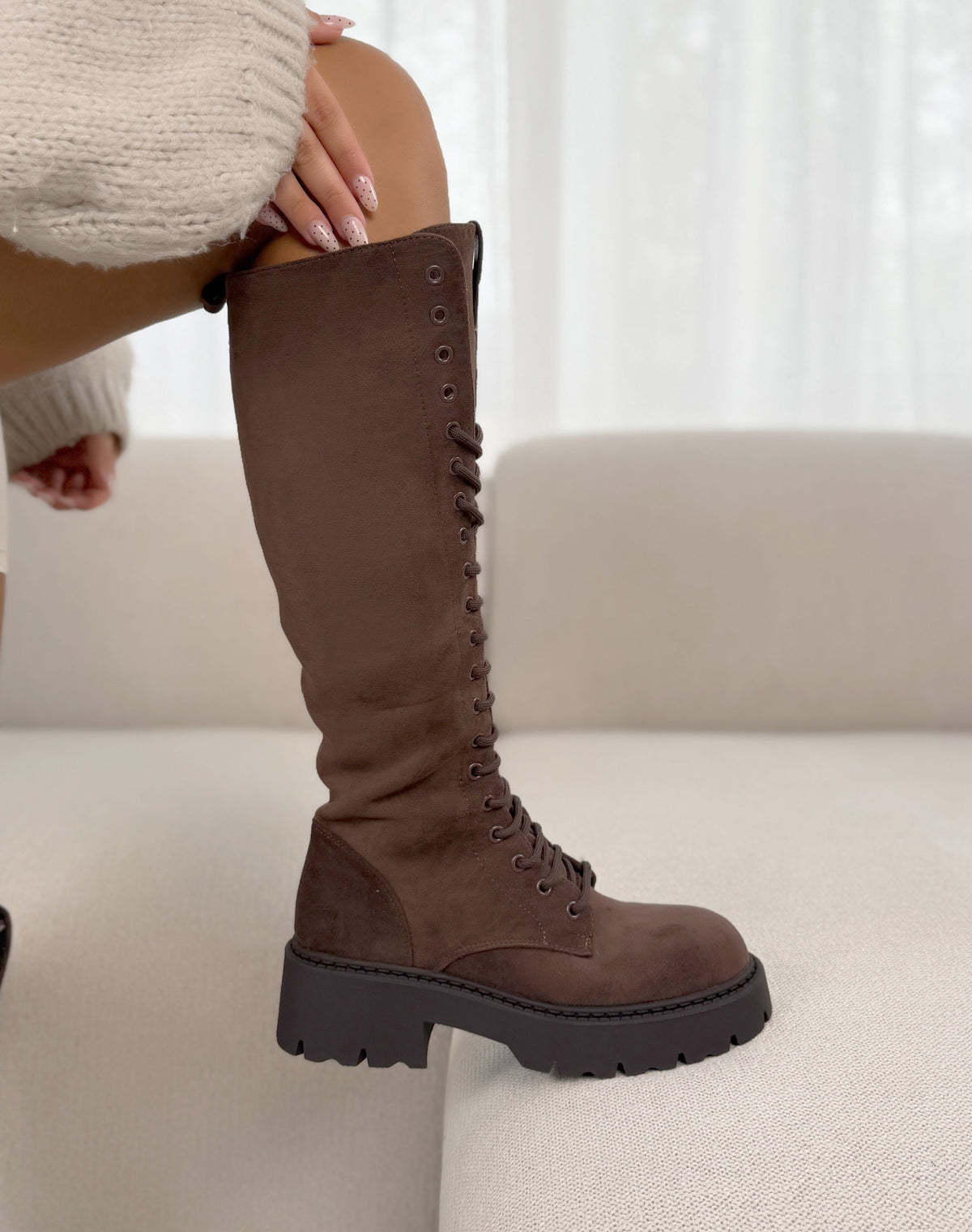 Bottes femme marron tendance en suédine à lacets et semelle crantée