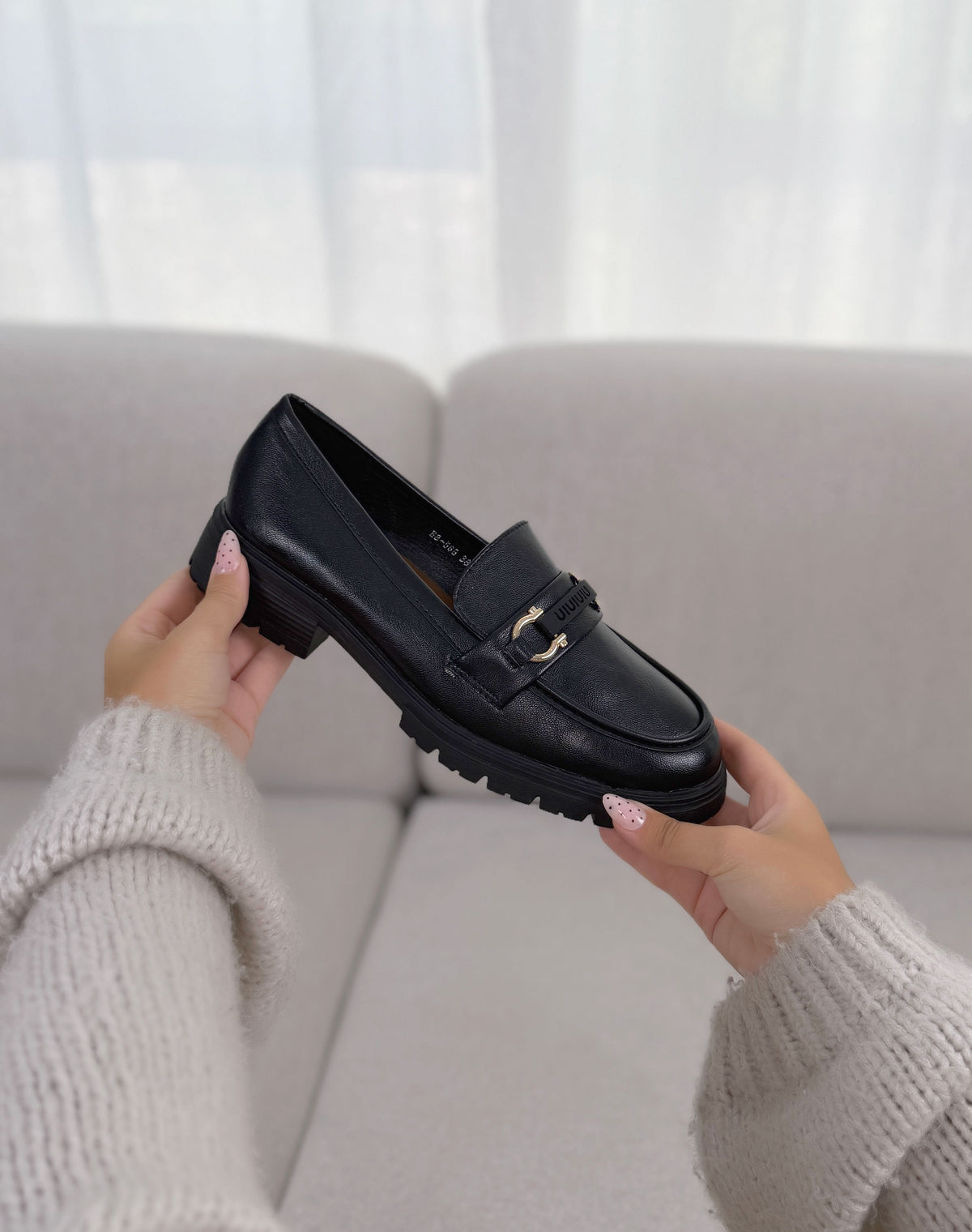 Mocassins femme noirs élégants à détail doré et semelle crantée