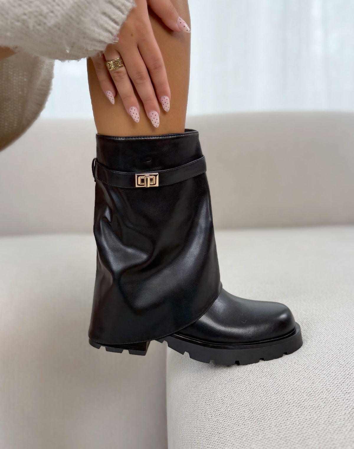Bottines femme noires tendance à revers avec bijou doré et semelle crantée