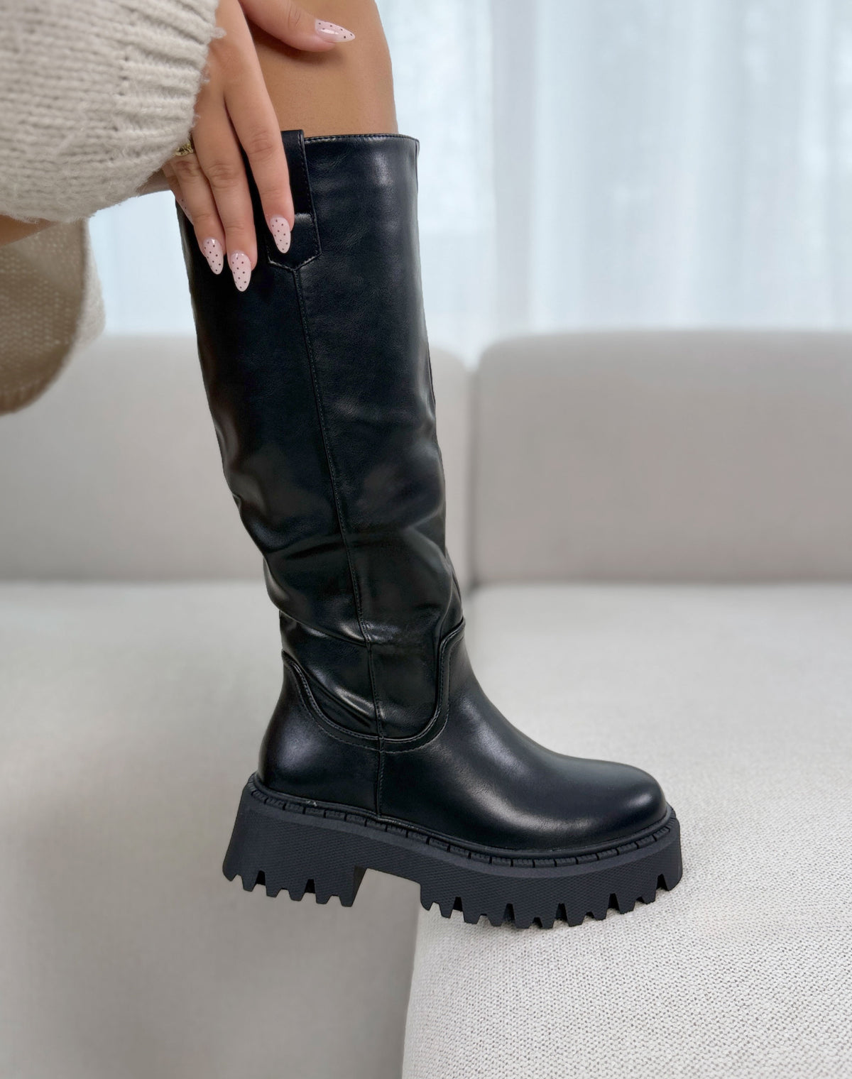 Bottes femme noires tendance à semelle épaisse et talon cranté