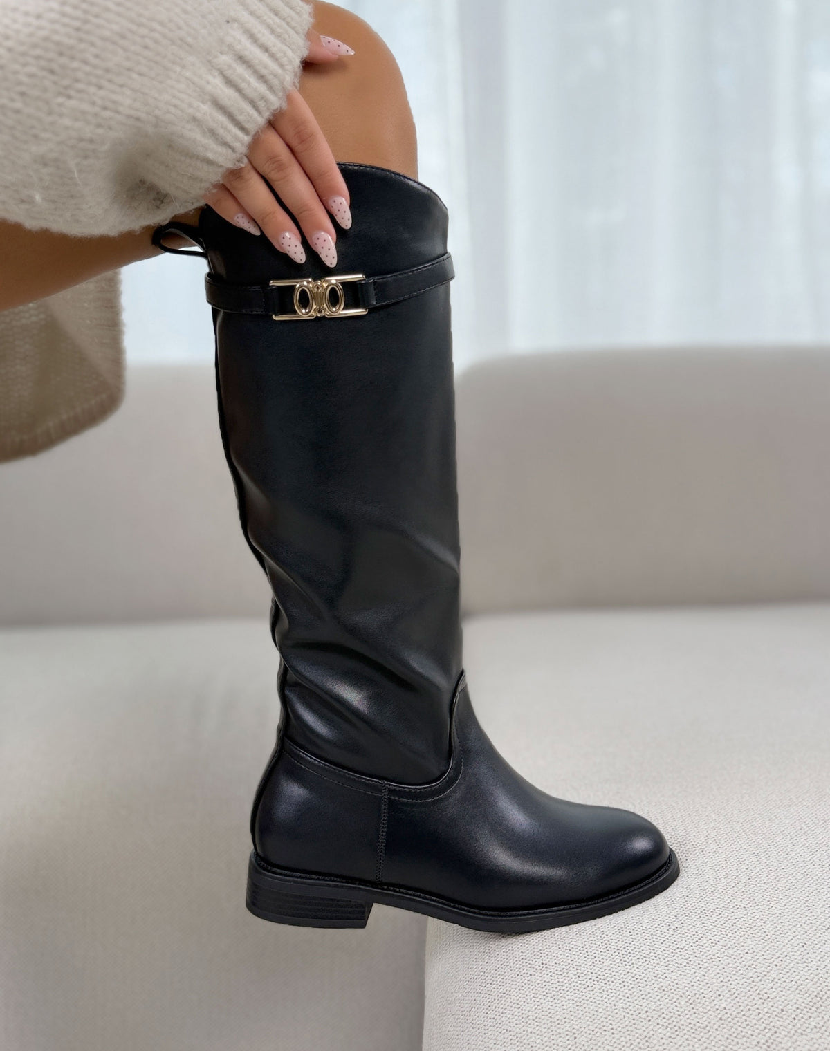 Bottes femme noires élégantes à petit talon avec lanière et bijou doré