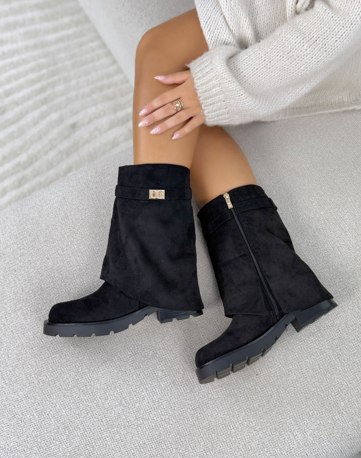 Bottines femme noires tendance en suédine à revers avec bijou doré et semelle crantée