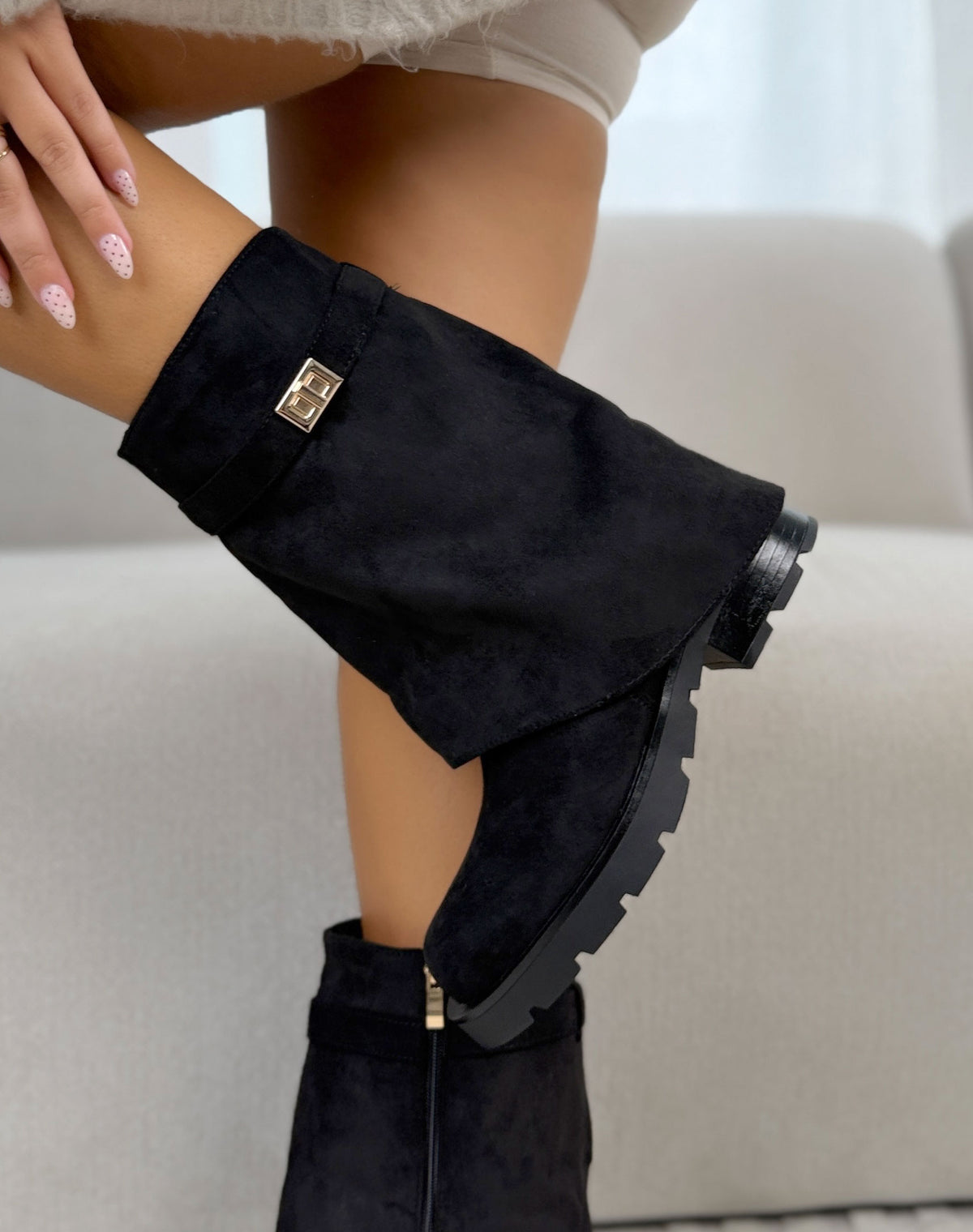Bottines femme noires tendance en suédine à revers avec bijou doré et semelle crantée