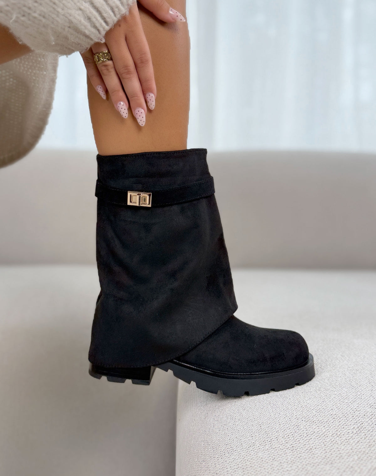 Bottines femme noires tendance en suédine à revers avec bijou doré et semelle crantée