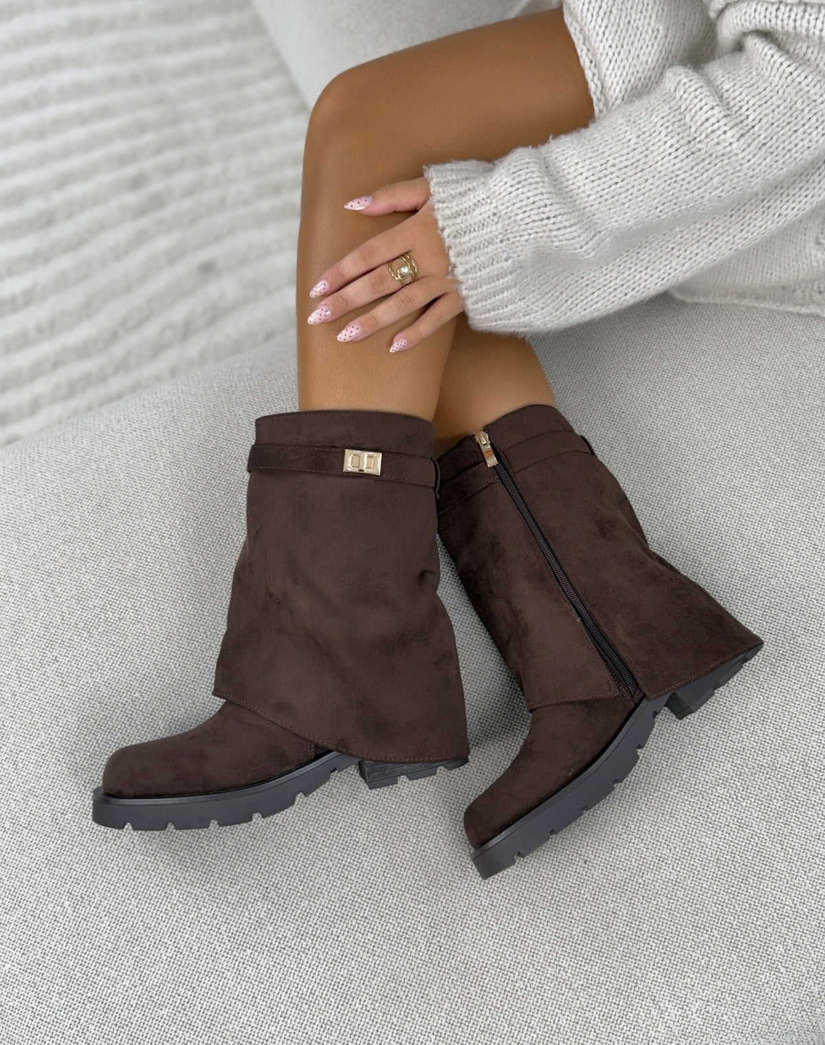 Bottines femme marron tendance en suédine à revers avec bijou doré et semelle crantée