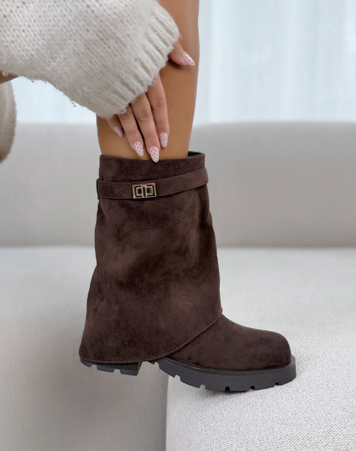 Bottines femme marron tendance en suédine à revers avec bijou doré et semelle crantée