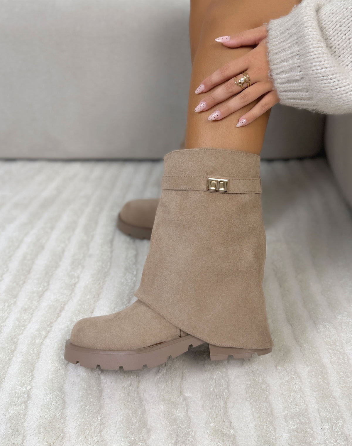 Bottines femme beige tendance en suédine à revers avec bijou doré et semelle crantée