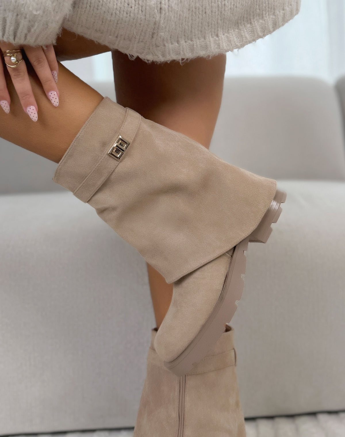 Bottines femme beige tendance en suédine à revers avec bijou doré et semelle crantée