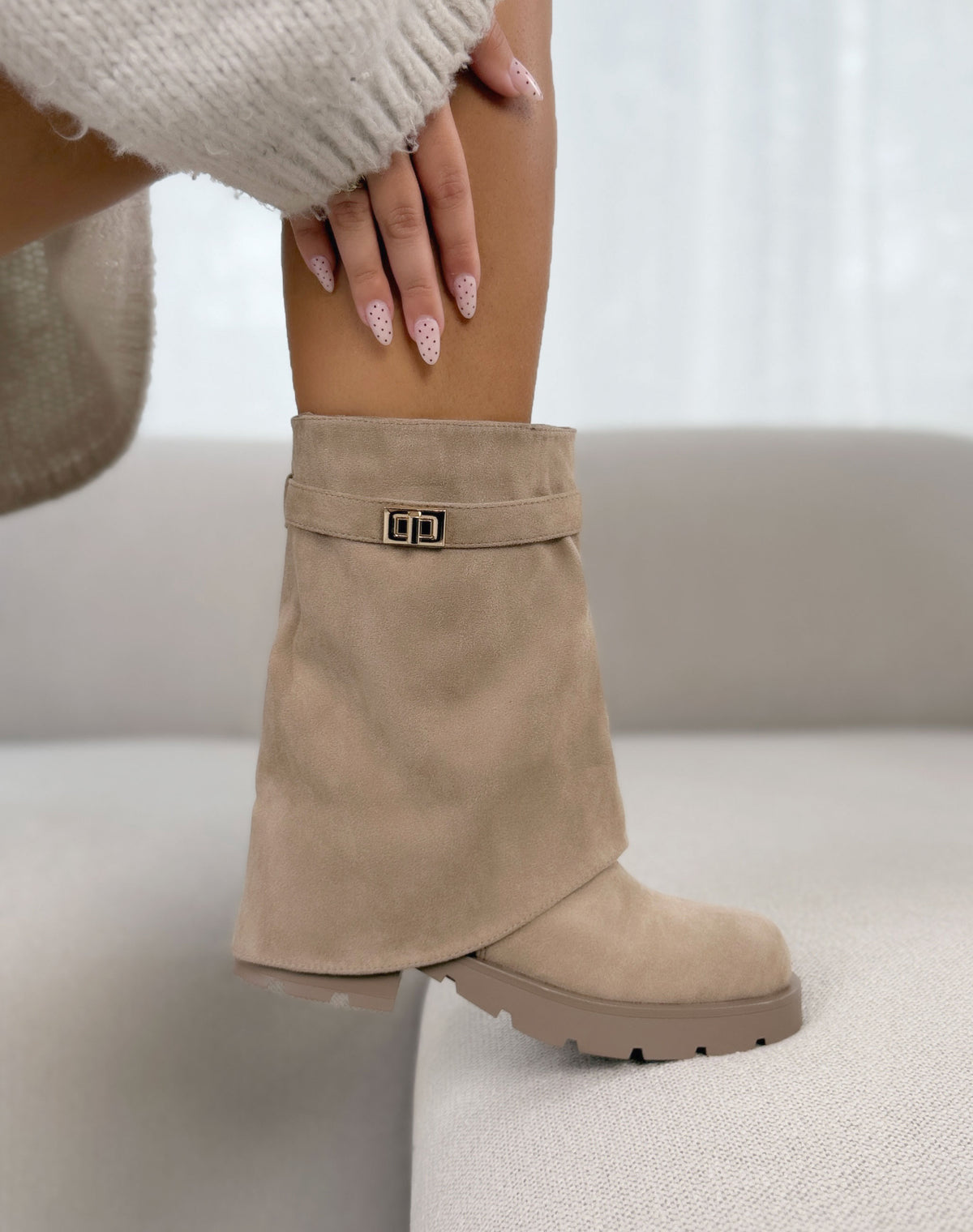 Bottines femme beige tendance en suédine à revers avec bijou doré et semelle crantée