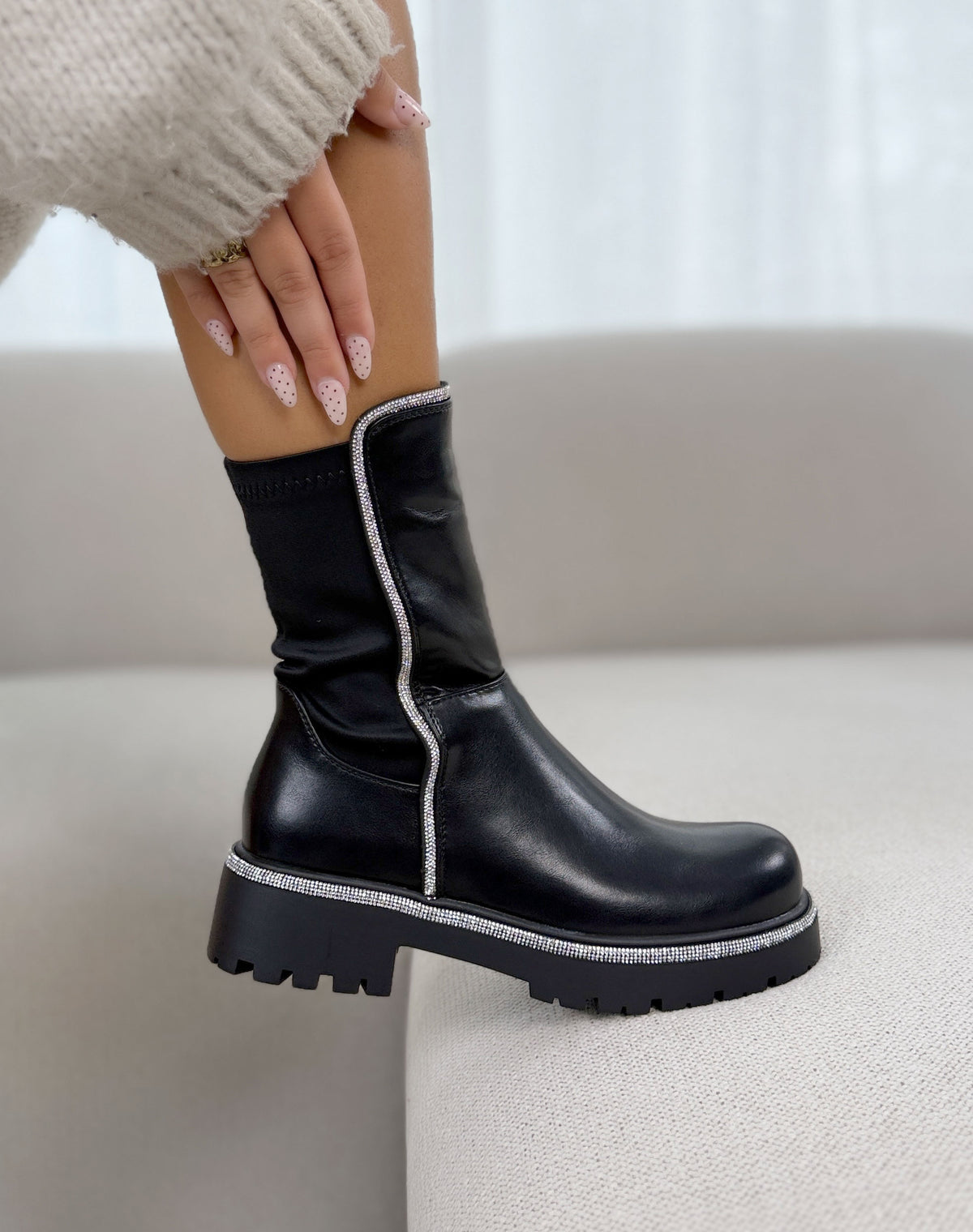 Bottines femme noires tendance à élastique avec strass et semelle crantée