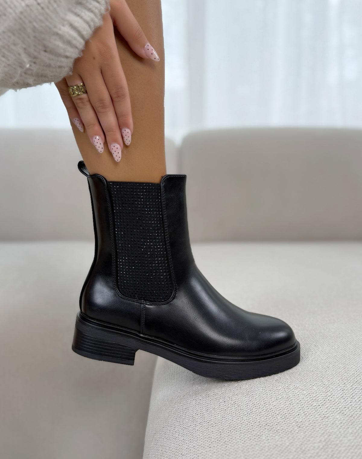 Bottines femme noires tendance style Chelsea avec élastique à strass