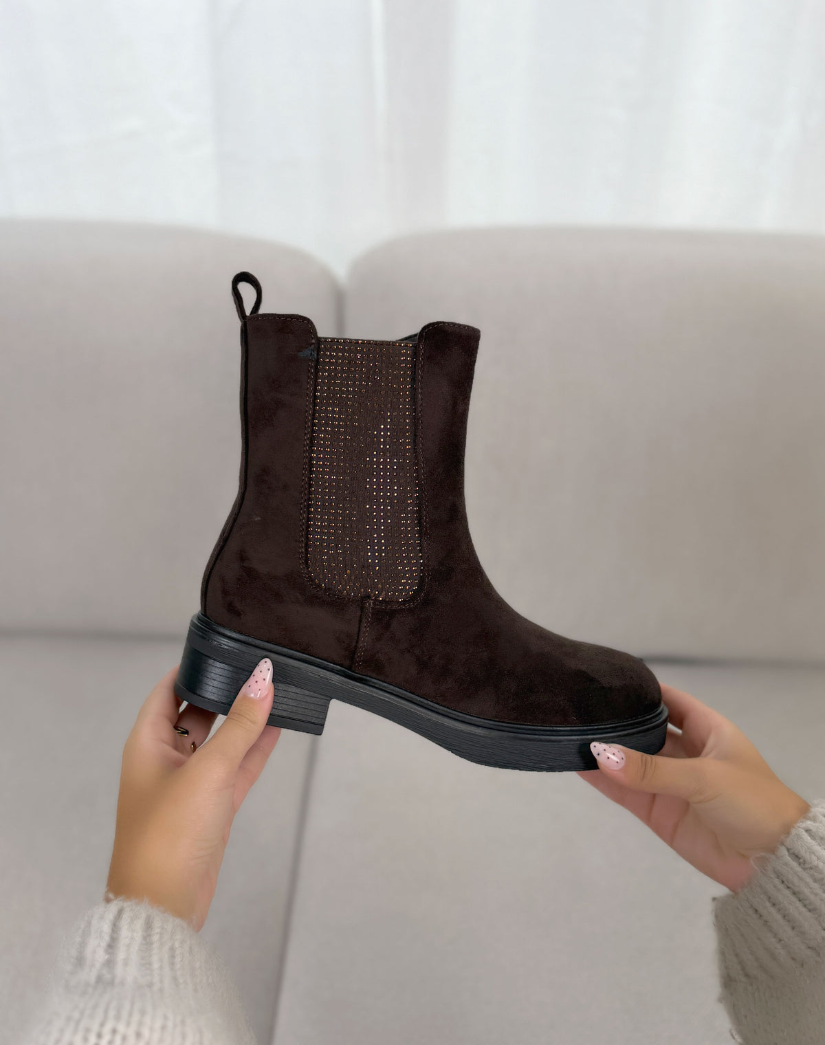 Bottines femme marron tendance en suédine style Chelsea avec élastique à strass