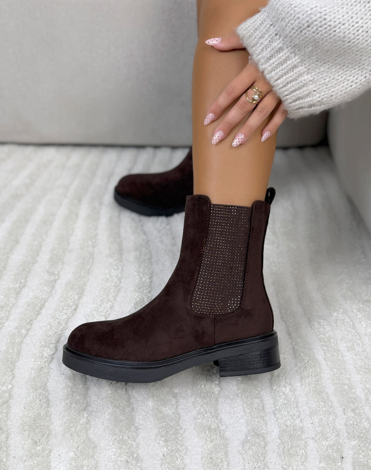 Bottines femme marron tendance en suédine style Chelsea avec élastique à strass