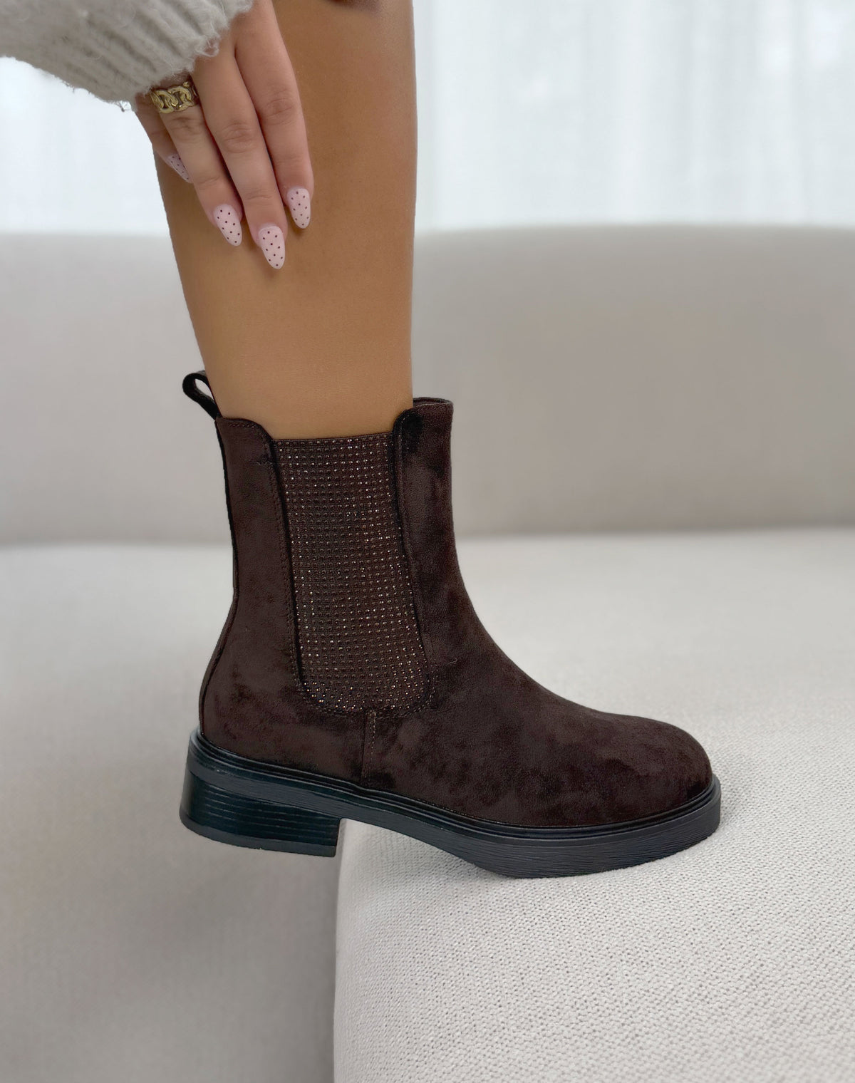 Bottines femme marron tendance en suédine style Chelsea avec élastique à strass
