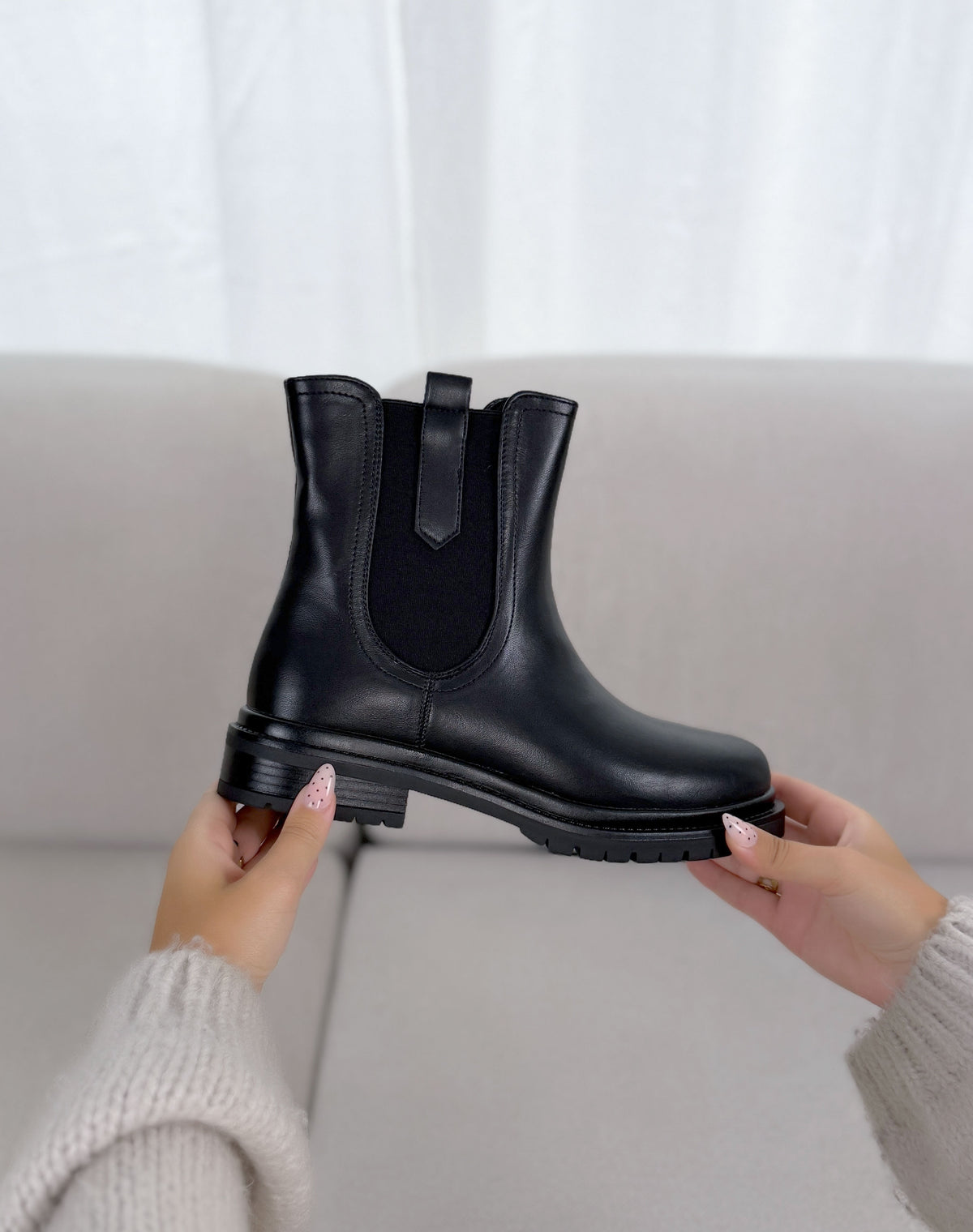 Bottines femme noires tendance style Chelsea à semelle crantée et petit talon