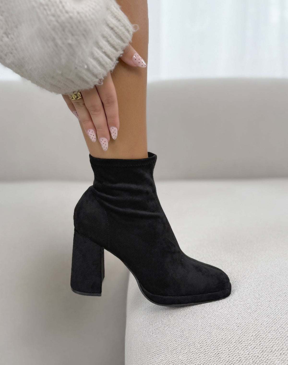 Bottines femme noires élégantes en suédine effet chaussette à talon haut épais